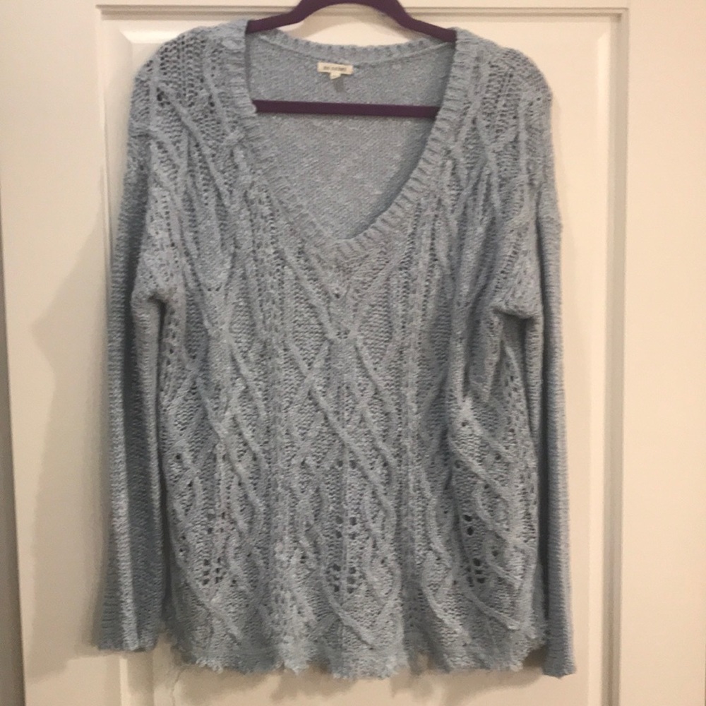 En Creme light blue v-neck sweater w/ fringe edge